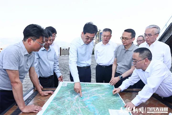 贵州省长李炳军在遵义市调研：充分发挥茅台集团引领作用，带动更多白酒企业加快转变发展方式