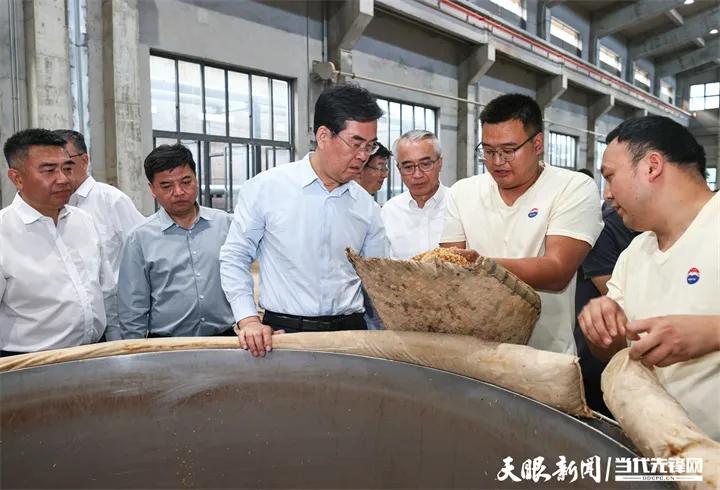贵州省长李炳军在遵义市调研：充分发挥茅台集团引领作用，带动更多白酒企业加快转变发展方式