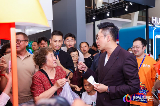 汪小菲试吃，安慕希跨界……在好博会，逛着逛着就吃饱了
