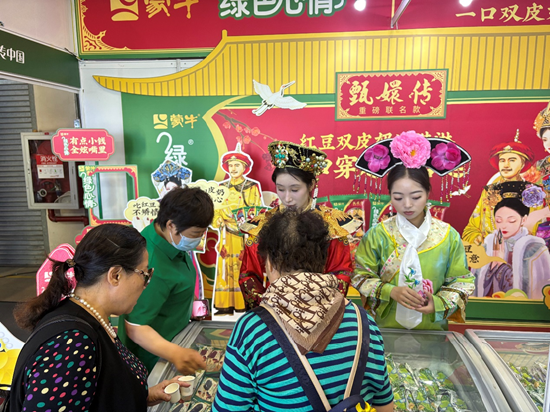 汪小菲试吃，安慕希跨界……在好博会，逛着逛着就吃饱了