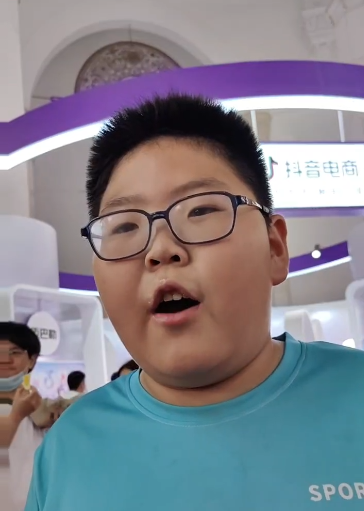 好博会 | 商户现场发“千层糕”，十岁男孩赞称“展会非常好”