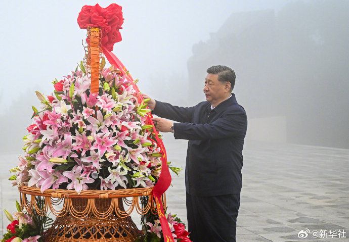 习近平在山西阳泉市向抗战烈士敬献花篮并参观百团大战纪念馆