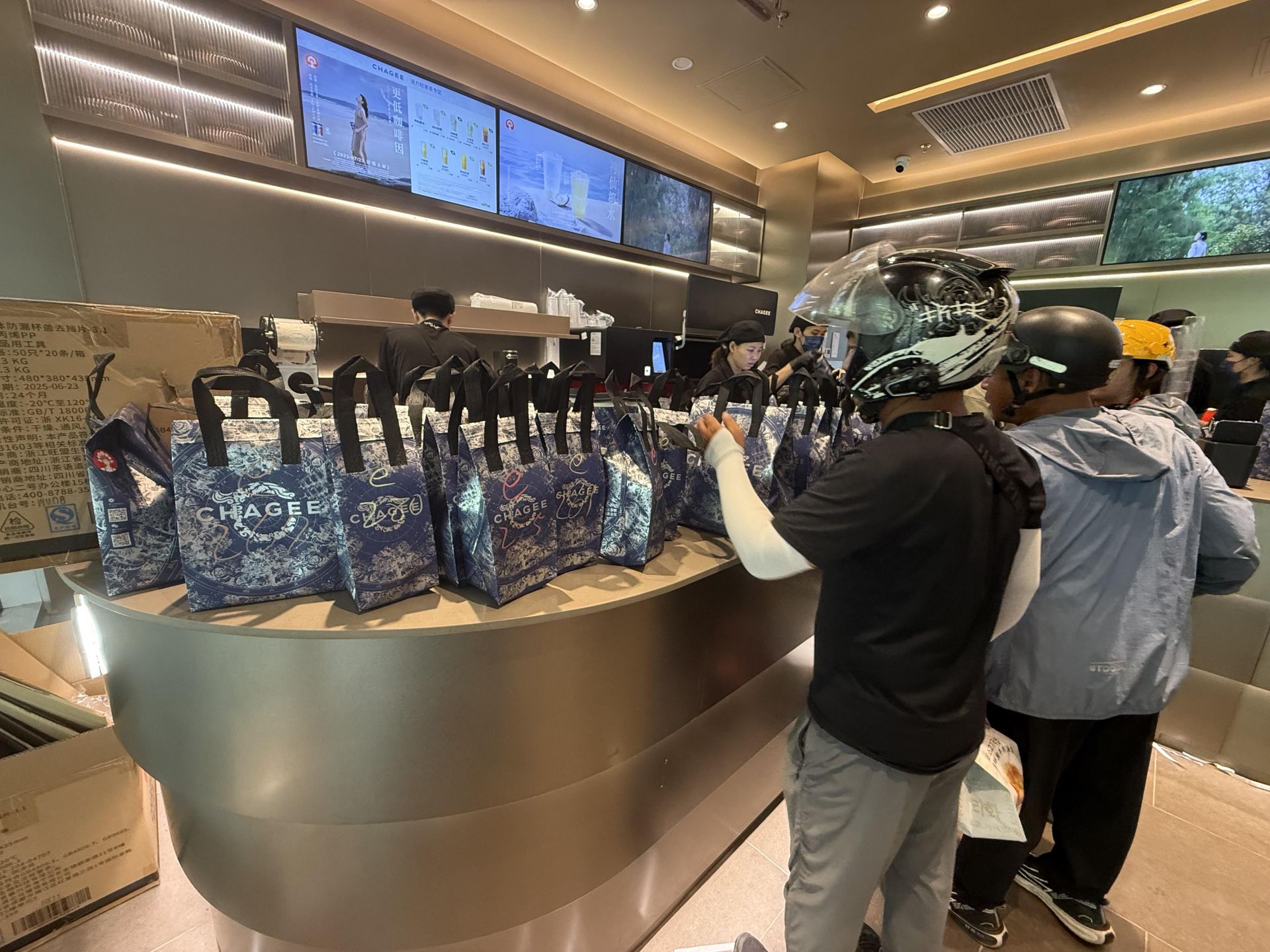 有人上午下单、下午还没喝到……“秋天的第一杯奶茶”又爆单了！外卖平台花式营销、多维度竞争暗流涌动