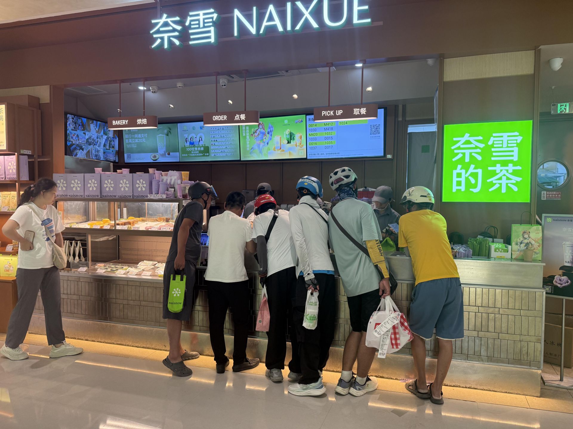 有人上午下单、下午还没喝到……“秋天的第一杯奶茶”又爆单了！外卖平台花式营销、多维度竞争暗流涌动