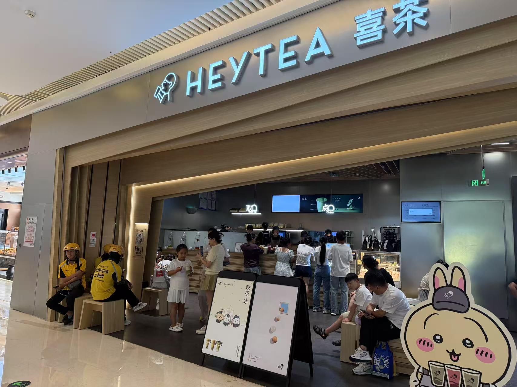 有人上午下单、下午还没喝到……“秋天的第一杯奶茶”又爆单了！外卖平台花式营销、多维度竞争暗流涌动